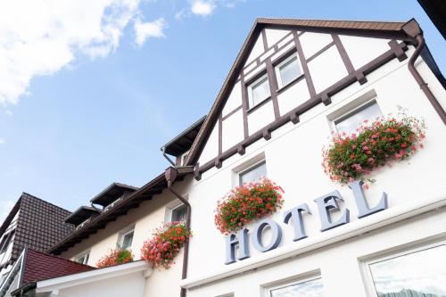 um hotel com vasos de flores ao lado de um edifício em Hotel Jägerhof em Bad Hersfeld