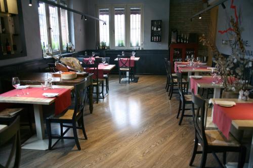 un restaurant avec tables et chaises et nappes rouges dans l'établissement Villa Noce, à Brescia