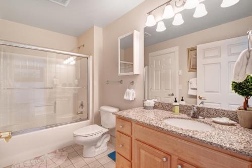een badkamer met een toilet, een douche en een wastafel bij Daydreaming in Westport