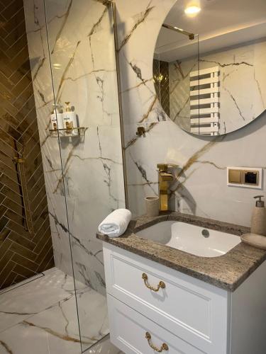 Ένα μπάνιο στο Apartament Złoty 3