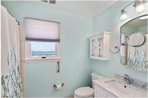 Et badeværelse på 3 bedroom Atlantic City House Steps from Boardwalk, beach, shopping , nightlife.