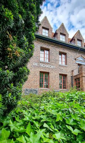 a brick building with the words be spaghetti on it at Hotel De Schacht in Genk