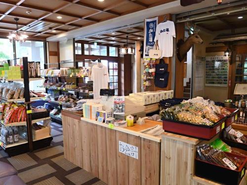 日光的住宿－奥鬼怒温泉酒店 加仁汤(Okukinu Onsen Hotel Kaniyu)，一间杂货店,里面陈列着许多食物