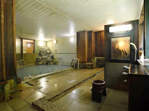 日光市にある奥鬼怒温泉 加仁湯の大きなお部屋で、建物内にスイミングプールがあります。