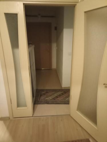 uma porta aberta de um quarto com um corredor em Private Room in Istanbul #49 em Tuzla