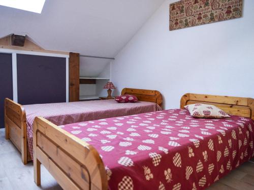 - une chambre avec 2 lits et une couverture violette dans l'établissement Charmant Triplex 6 pers, 50m télécabine Sétaz, cœur de Valloire, balcon sud - FR-1-263-286, à Valloire
