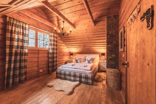 シュチルクにあるPoziomkowa Chataの木造キャビン内のベッド1台が備わるベッドルーム1室を利用します。