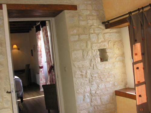La CambeにあるFerme de Savignyの石壁の部屋