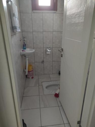 Baño pequeño con lavabo y aseo en Private Room in Istanbul #51, en Tuzla