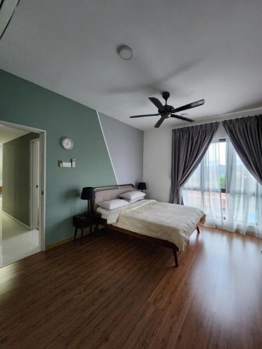 1 dormitorio con 1 cama y ventilador de techo en Little Sofia's Cottage en Kajang