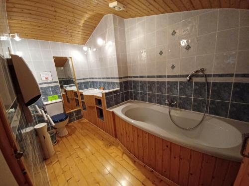 une grande salle de bain avec une baignoire et un lavabo dans l'établissement Honeysuckle Cottage at Gites de la Vienne, à Chaunay