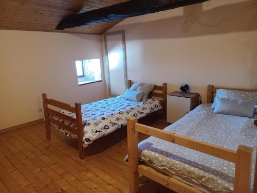 une chambre avec deux lits superposés dans une pièce dans l'établissement Honeysuckle Cottage at Gites de la Vienne, à Chaunay