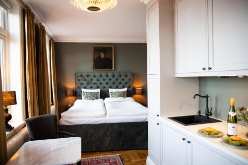 um quarto de hotel com uma cama e uma cozinha em Hotell Blanka- Lägenhet- Boutique Hotell em Varberg