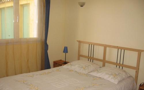 - une chambre avec un lit avec deux oreillers et une fenêtre dans l'établissement Gite hameau de pomples, à Cabasse