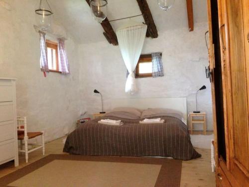 een slaapkamer met een bed in een kamer met ramen bij Casa di Susa in San Giuliano