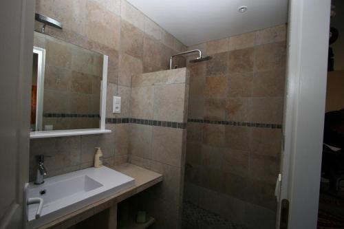 y baño con lavabo y espejo. en La Bastide des Sources, en Le Castellet