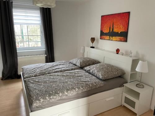 een slaapkamer met een bed en een schilderij aan de muur bij Fewo 1 - a79673 in Maagdenburg