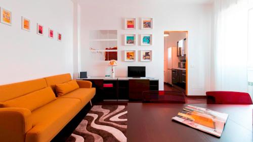 uma sala de estar com um sofá e uma mesa em Italianway - Nona Strada 7 em Segrate
