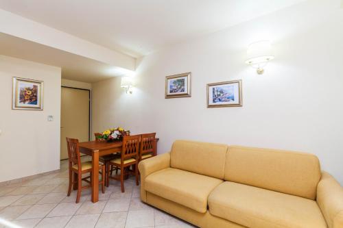 uma sala de estar com um sofá e uma mesa em Regina Elena Apartments em Olbia