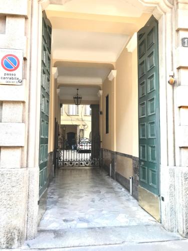 een hal van een gebouw met groene deuren bij Casa Cairoli in Milaan