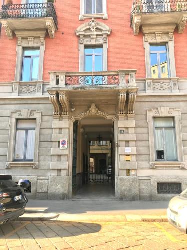 een ingang naar een gebouw met een balkon bij Casa Cairoli in Milaan
