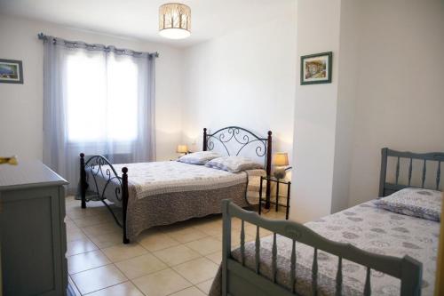 une chambre avec deux lits et une fenêtre dans l'établissement Maison avec piscine la bastide, à Carcès