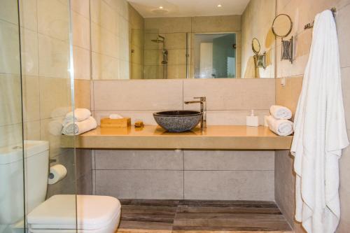 La salle de bains est pourvue d'un lavabo, de toilettes et d'un miroir. dans l'établissement View Villa, à Skiathos Chora