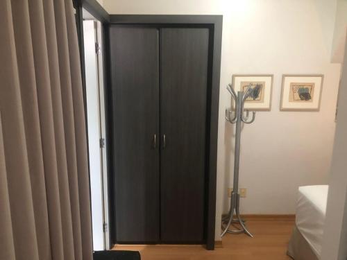 uma porta preta num quarto com uma janela em San Diego Apto 808 em Belo Horizonte