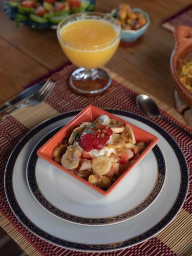 una ciotola di cibo su un piatto su un tavolo di Maison Darna Guesthouse ad Aourir