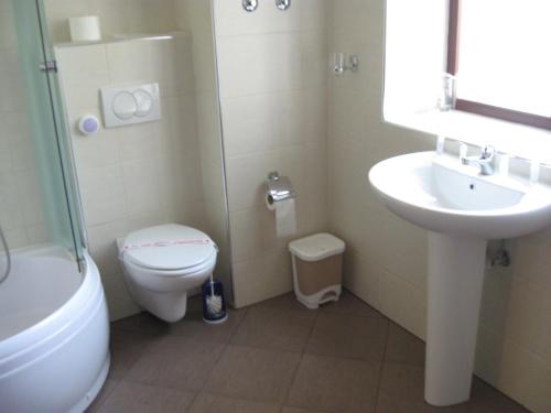 Koupelna v ubytování Kaštel Hotel