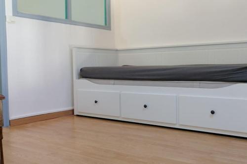 Ce lit se trouve dans un dortoir doté de murs blancs et de parquet. dans l'établissement T2 6 couchages. Plein centre, à Ax-les-Thermes