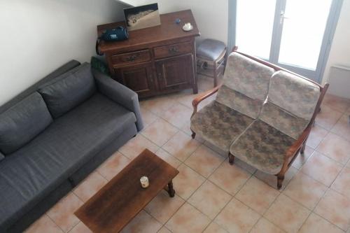 - un salon avec un canapé, une chaise et une table dans l'établissement T2 6 couchages. Plein centre, à Ax-les-Thermes