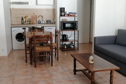 un salon avec un canapé et une table dans l'établissement T2 6 couchages. Plein centre, à Ax-les-Thermes