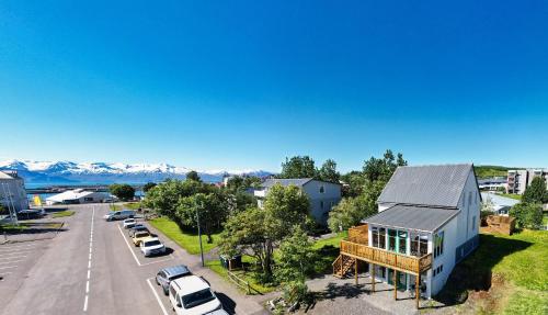 een luchtzicht op een huis en een straat bij Húsavík Green Hostel in Húsavík