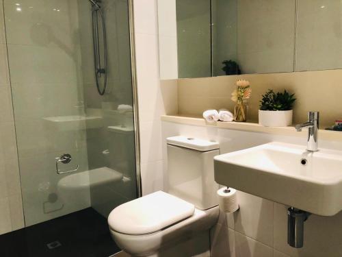 ein Bad mit einem WC, einem Waschbecken und einer Dusche in der Unterkunft One-bed apartment at Darwin Waterfront Precinct in Darwin