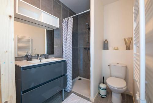 een badkamer met een wastafel en een toilet bij Bistrot 10 in Nazelles