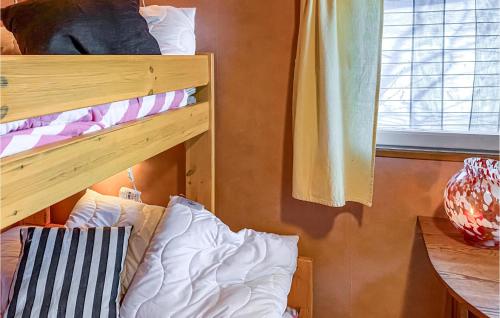 een slaapkamer met 2 stapelbedden en een raam bij Nannas Stuga in Visby
