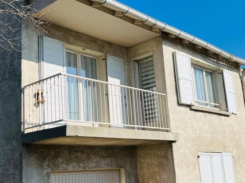 - un balcon sur le côté du bâtiment dans l'établissement Appartement, à Pierrelatte