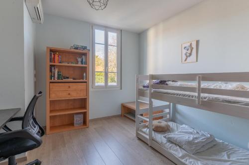 Двох'ярусне ліжко або двоярусні ліжка в номері Magnifique maison avec piscine a Gujan-Mestras