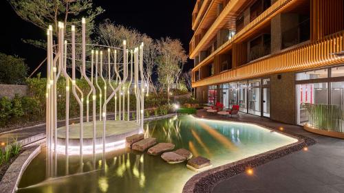 番路鄉的住宿－阿里山英迪格酒店，一座建筑中间的游泳池,带喷泉