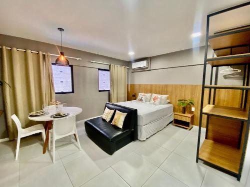 1 dormitorio con 1 cama, 1 mesa y 1 silla en Edifício Time Apto 317 ER Hospedagens, en Maceió