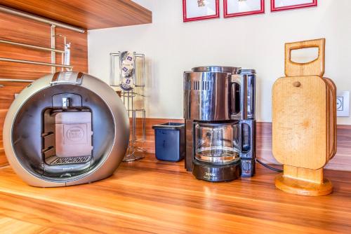 un grupo de electrodomésticos sentados en un suelo de madera en Ferienhaus CAMILLO, en Büllingen