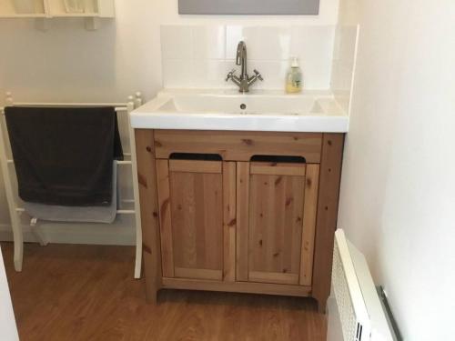 y baño con lavabo blanco y lavabo. en Beautiful 3-Bed Cottage in Llancarfan Nr Cardiff, en Barry