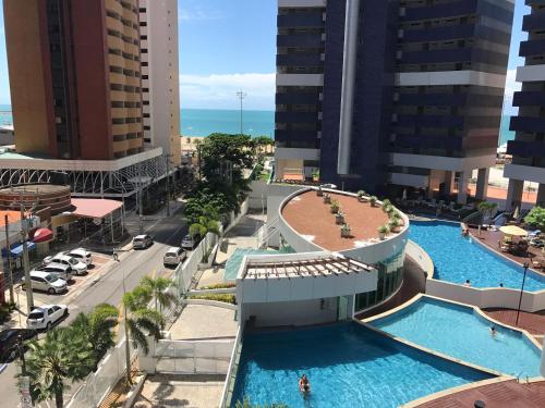 una vista aérea de una piscina en un complejo en APARTAMENTO 17º Andar Beira Mar com 2 QUARTOS, en Fortaleza