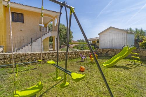 einen Spielplatz im Garten mit Rutsche in der Unterkunft Le Case di Maiorca - PMS CaseVacanze in Budoni
