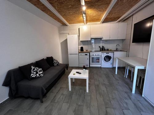 un soggiorno con un divano e un tavolo di #1# Estudio Sevilla centro BAÑERA HIDROMASAJE a Siviglia