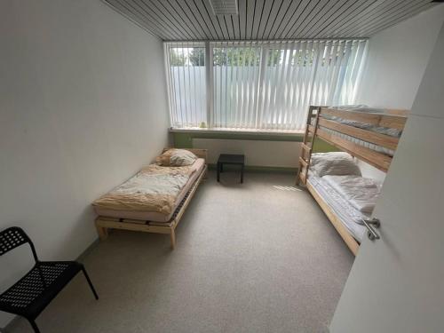 Zimmer mit 2 Etagenbetten und einem Fenster in der Unterkunft Monteursparadies 4 DZ, 2 Bäder, einfach gut in Haßloch