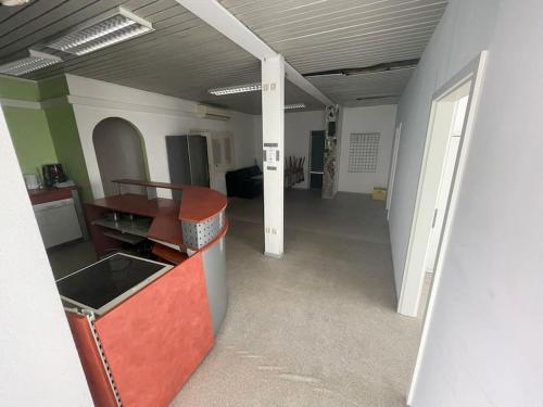 ein leeres Zimmer mit einem Schreibtisch und einem Flur in der Unterkunft Monteursparadies 4 DZ, 2 Bäder, einfach gut in Haßloch