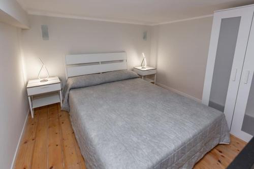 1 dormitorio con 1 cama grande y 2 mesitas de noche en In Verticale, en Turín