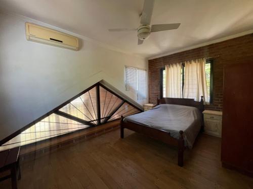 Schlafzimmer mit einem Bett und einem Deckenventilator in der Unterkunft La Casa del Escritor in Colastiné